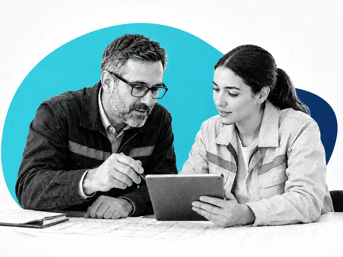 İş sağlığı ve güvenliği kariyer hedeflerini tablet üzerinden değerlendiren mentor ve menti