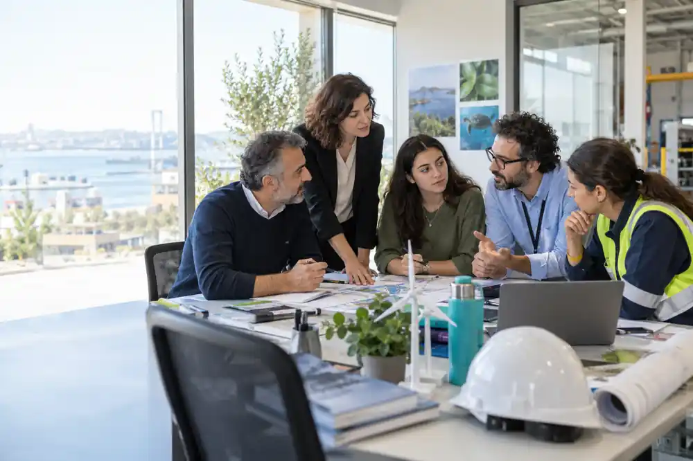 Sağlık, güvenlik ve çevre alanlarından profesyoneller ile bir öğrencinin ortak çalışma toplantısı